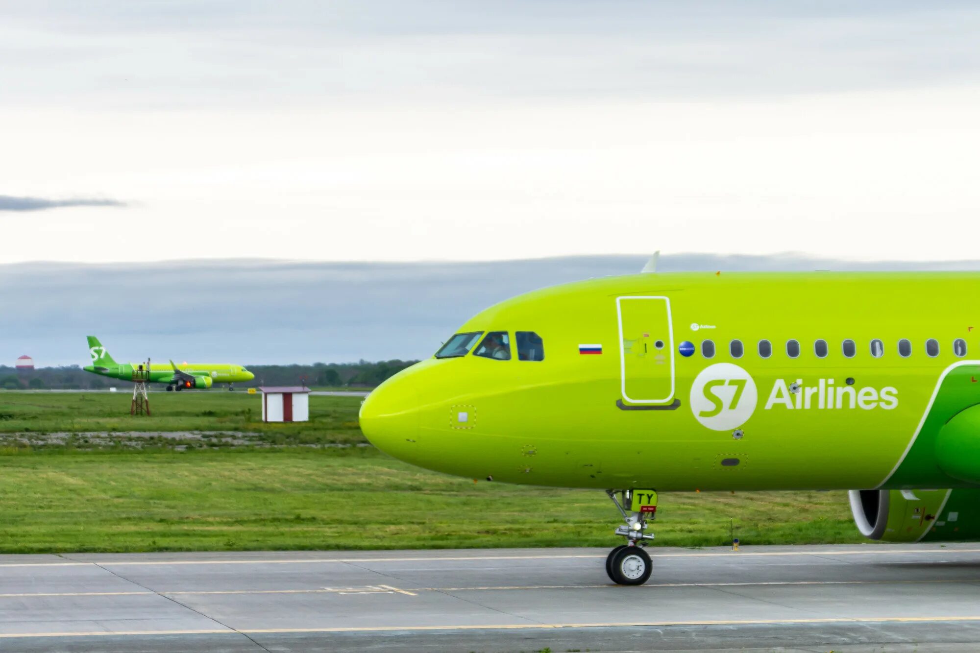 Авиакомпания сибирь s7 airlines. Самолёты авиакомпании s7 Airlines. Самолет s7 Airlines 1238. Самолёты s7 Авиапарк. Первый самолет авиакомпании s7.