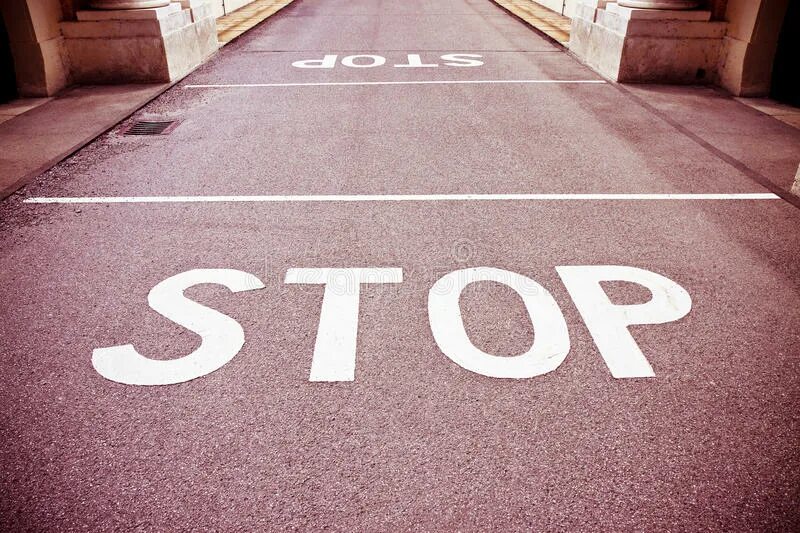 Stop writing. Знак стоп на асфальте. Стоп на асфальте красной. Картинка стоп 105 двор. В России дорожный знак на асфальте пишется стоп.