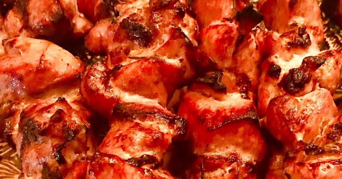 Мариновка шашлыка. Маринад красного мяса. Маринад для мяса. Шашлык полуфабрикат. Маринад для мяса в духовке.
