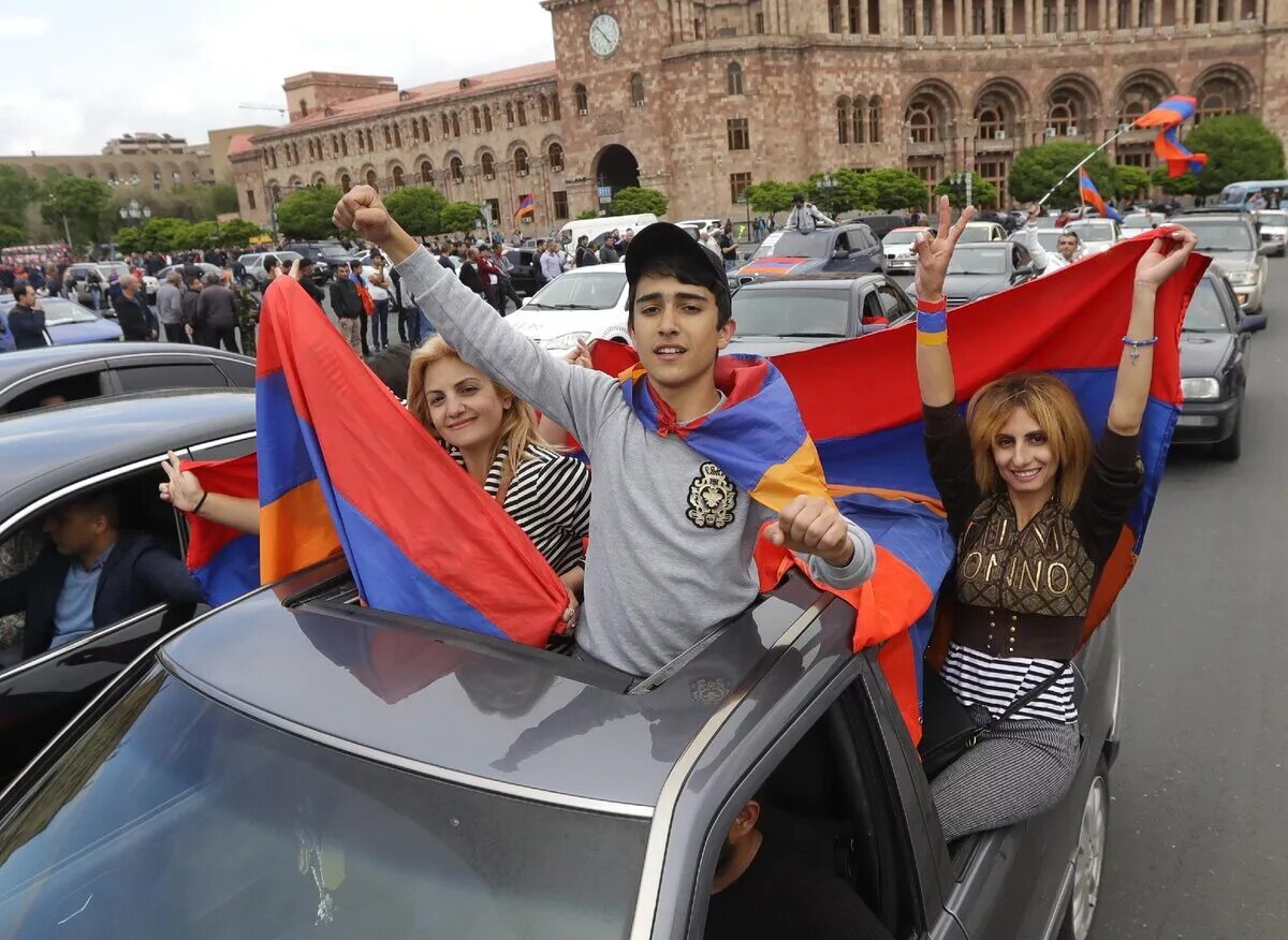 Армяне держат пост. Армения люди. Флаг Армении. Человек с флагом Армении. Армяне с флажком.