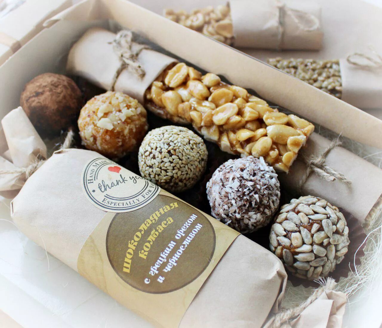 натуральные сладости. шоколадные конфеты сыроедческие. полезные конфеты из сухофруктов. полезные конфеты. какие конфеты полезные.