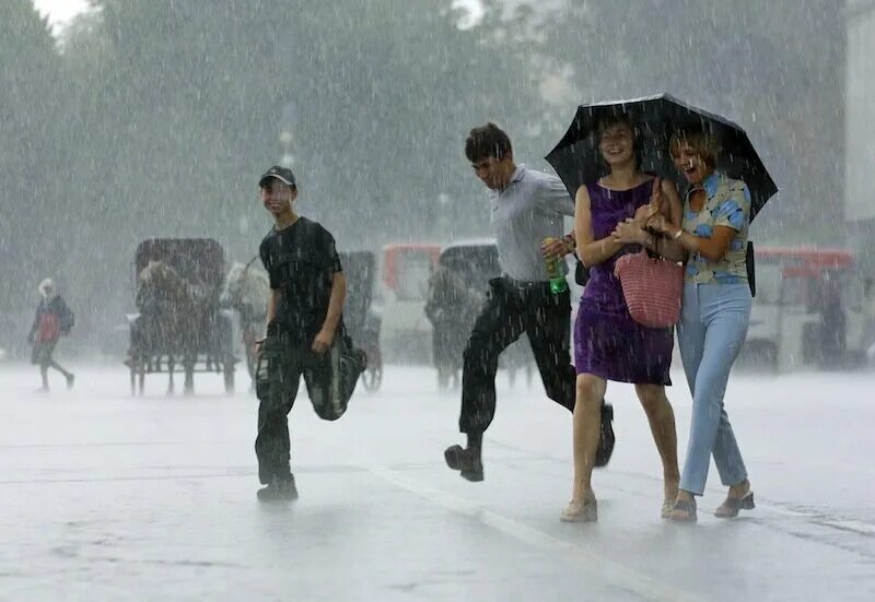 Через час дождь пойдет. Гулять под дождем. Человек под дождем. Неожиданный дождь. Люди бегут от дождя.