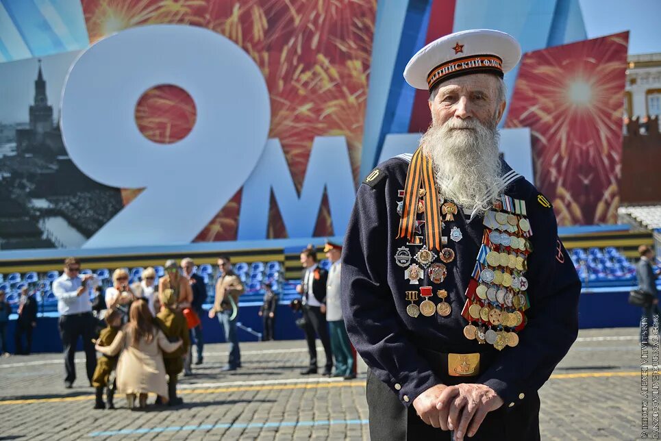 С дедом на парад текст. С днем Победы моряки. С днем Победы ВМФ. Моряк с победой.