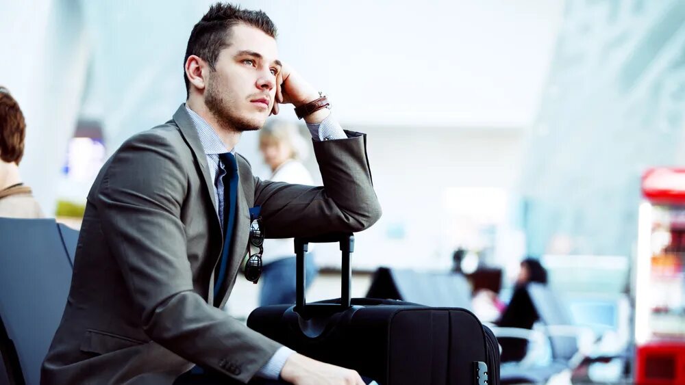 бизнесмен в аэропорту. отпуск. бизнесмены туристы. иностранный бизнесмен. бизнесмен на отдыхе.