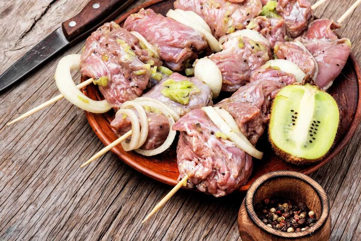 Как вкусно замариновать мясо для шашлыка. Мясо для шашлыка. шашлык из говядины. маринад для шашлыка из свинины. мясо в маринаде для шашлыка.