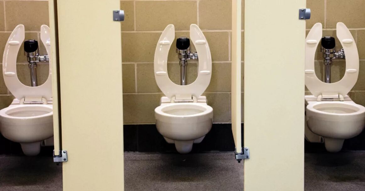 Должны ли туалеты для посетителей быть оборудованы. Туалет. Унитаз общественный. Сантехника для общественных туалетов. Унитазы для школьных туалетов.