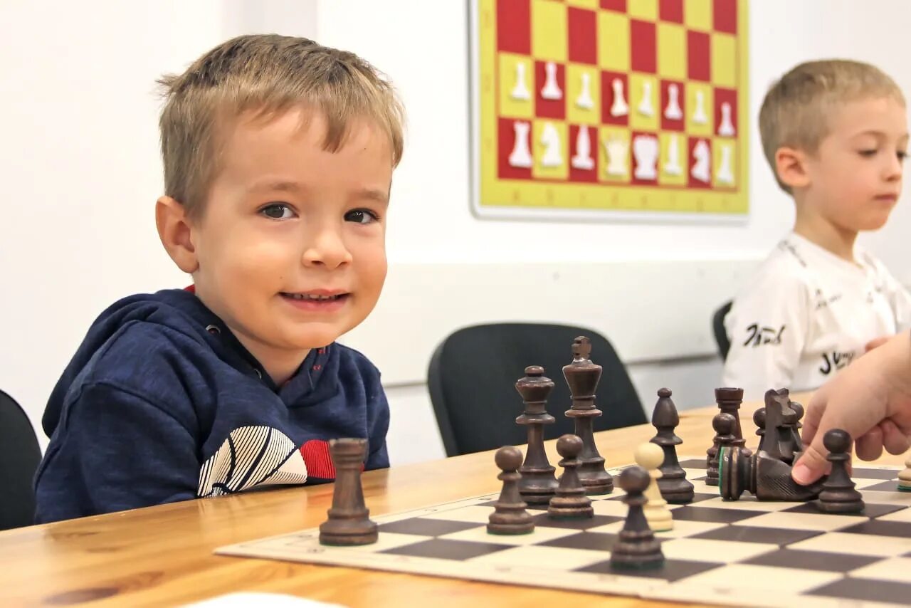 Павел котенко шахматы. Шахматный клуб ростов на дону. Мальчик шахматист. Александр галкин гроссмейстер. Шахматный клуб ростов на дону.