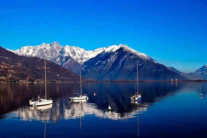 Водохранилища европы. Альпийское озеро Комо. Озеро Комо глубина. Озеро Комо яхты. Италия озеро Комо лодка.
