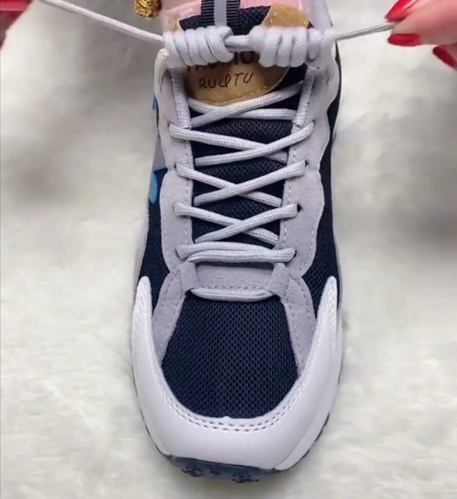Как завязывать концы шнурков на кроссовках