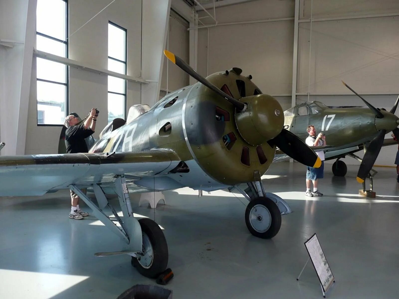Самолет и 16 двигатель. Самолет polikarpov i-16. самолет и-16 тип 24.