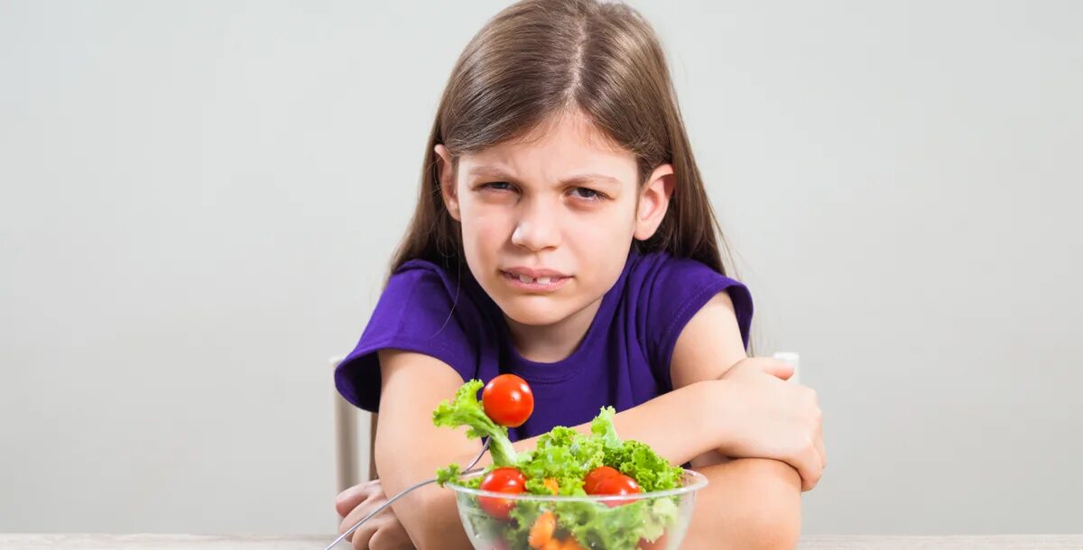 I like little girls. Девочка ест салат лук. Девочка не любит овощи. Дети любят салат фото.