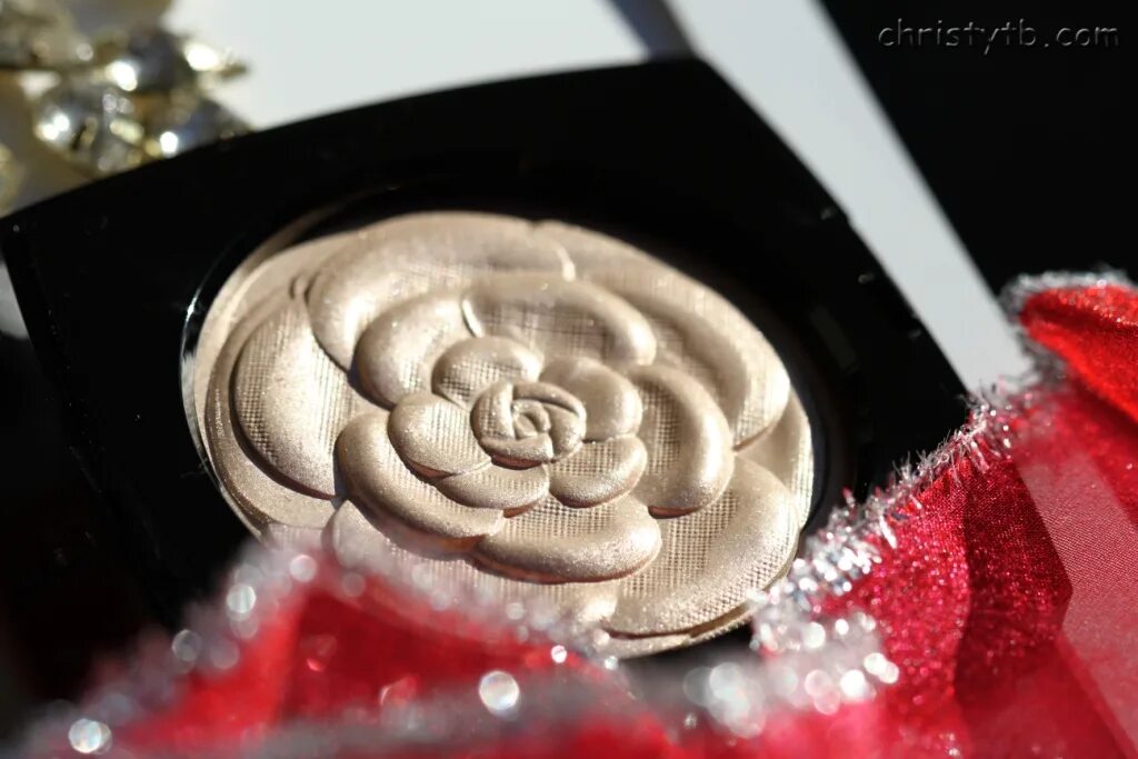 Цветок шанель камелия. Камелия коко шанель. Chanel camellia. Цветок шанель. Chanel reve de camelia illuminating powder.