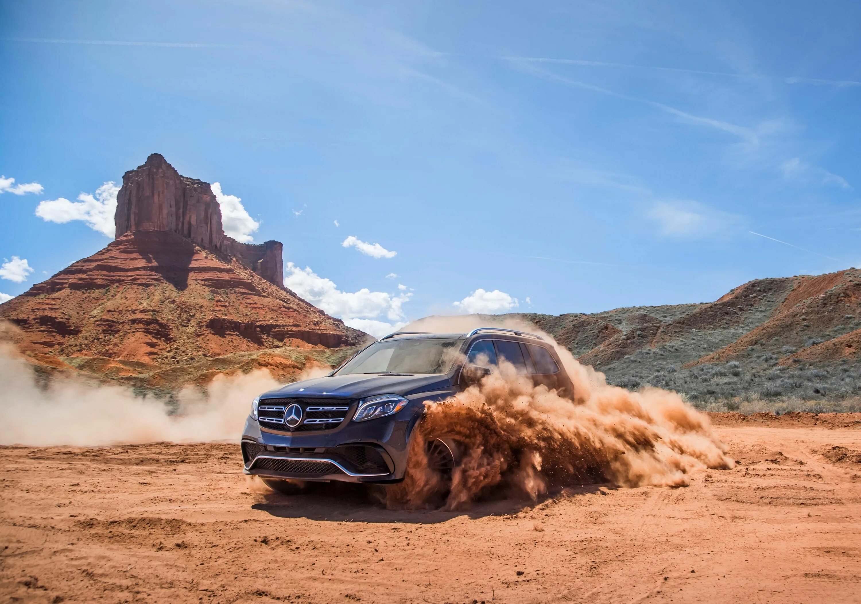 Volkswagen touareg на внедорожью. Машина range rover. Абу даби песчаные дюны. Ленд ровер в пустыне. Jeep gladiator mojave 2020.