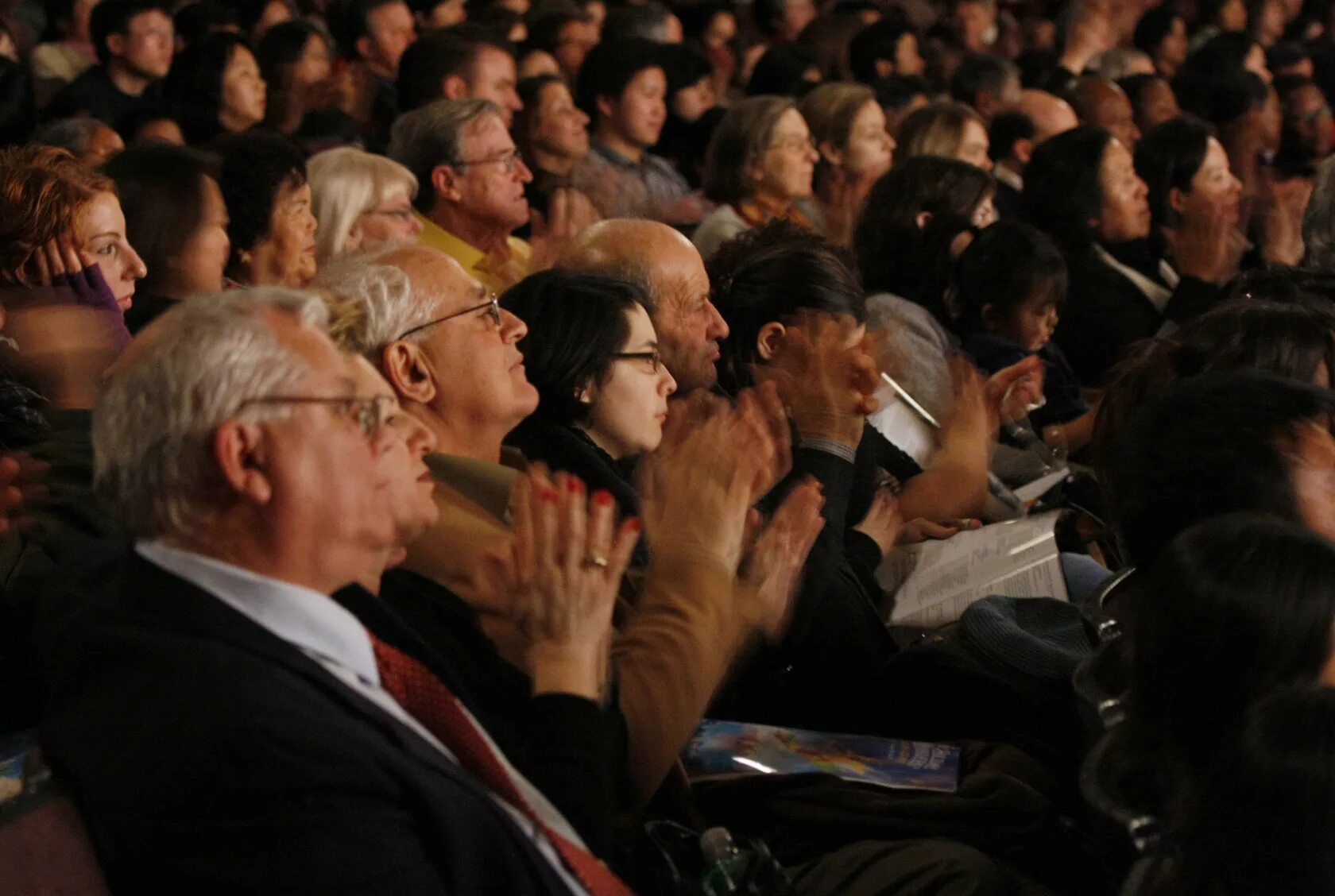 концерт фортепиано. слушатель в концертном зале. недовольные зрители в театре. музыкальный слушатель. томатис рулисен.