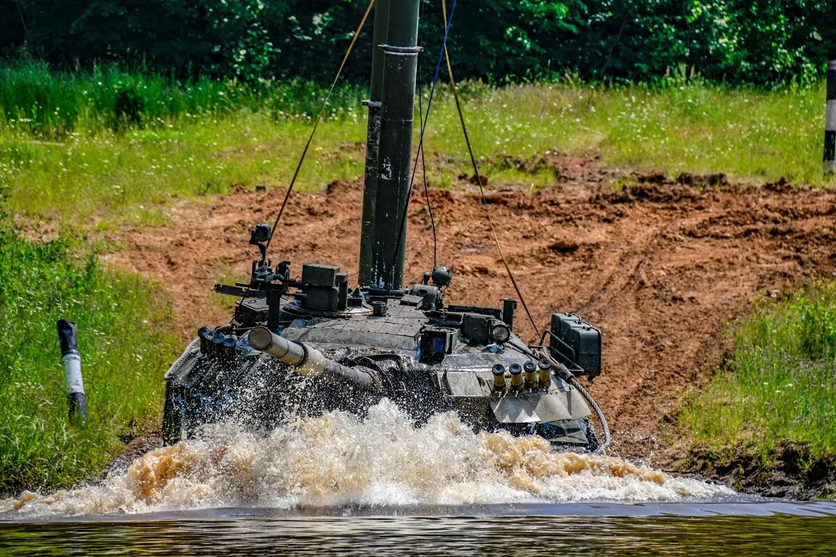 Танки препятствия. Танк т 80 у полигон Головеньки. Т-80у Кантемировской дивизии. БТР 80 преодоление водных преград. Преодоление водной преграды танком т-80.