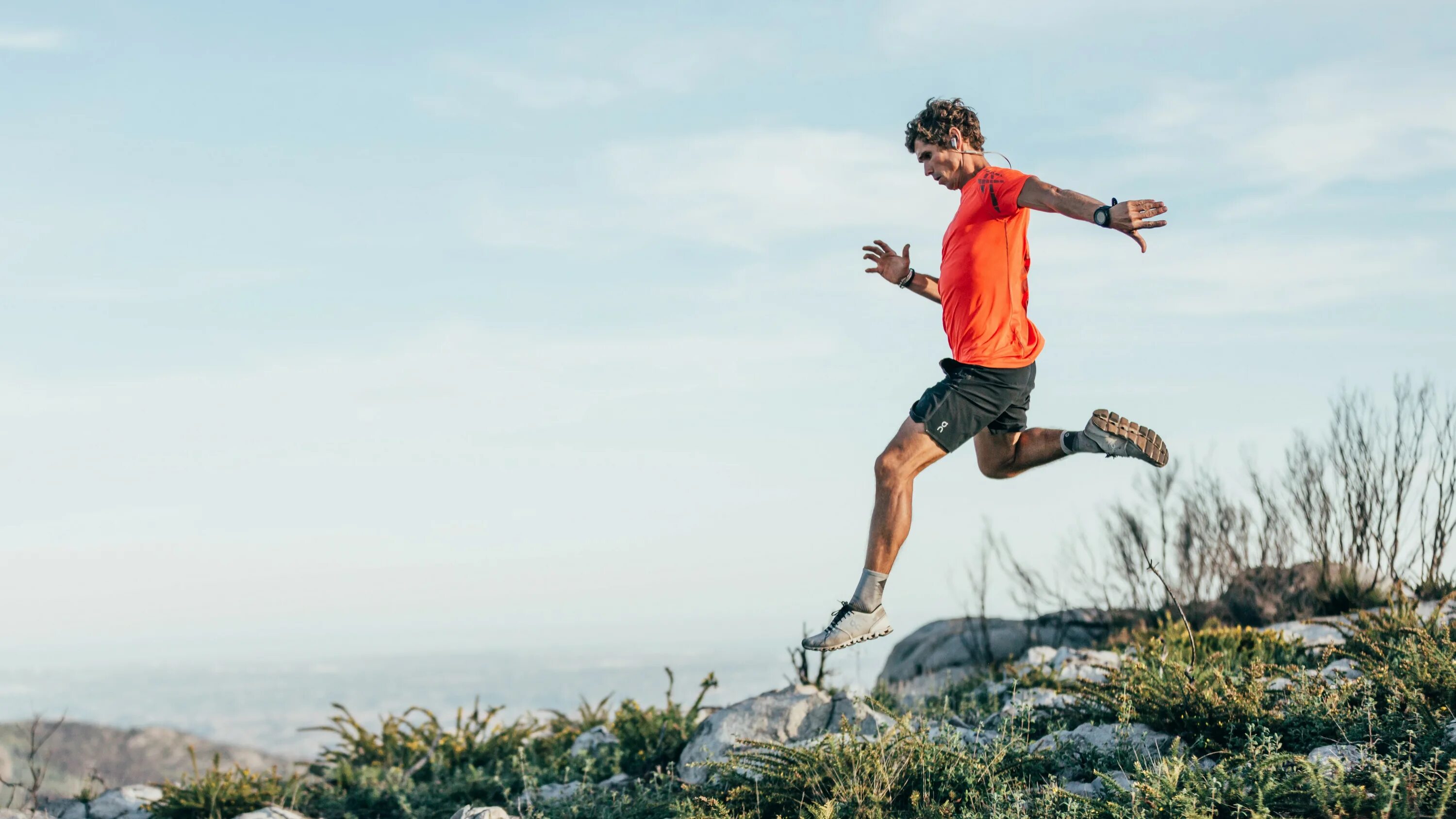 Звук быстрый бег. Бег йога катания. Trail Running. Манипуляция быстрого бега. Быстрый бежит человек с мечом.