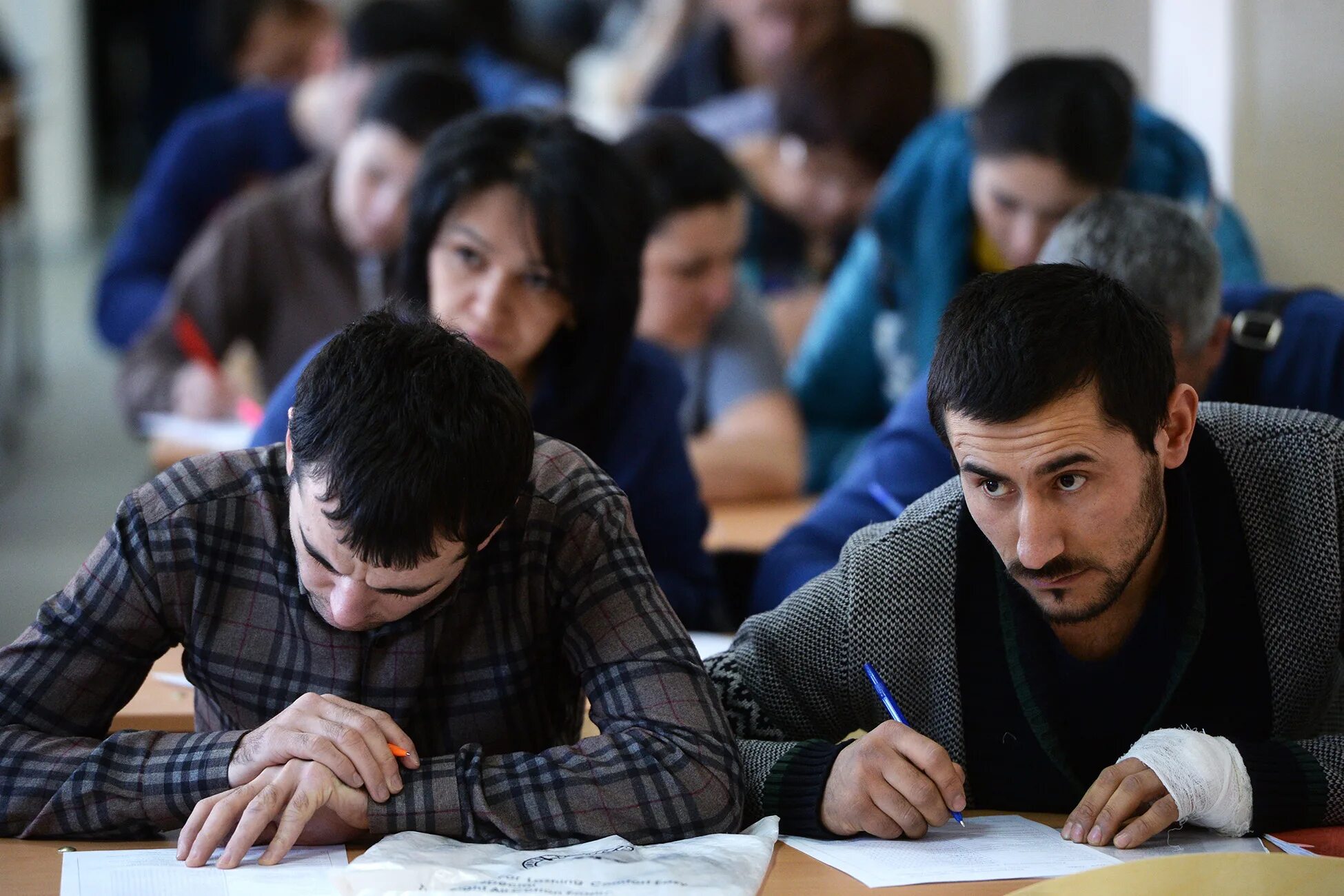 План работы с мигрантами. Адаптация мигрантов. Экзамен для мигрантов. Мигранты студенты. Мигранты в России.