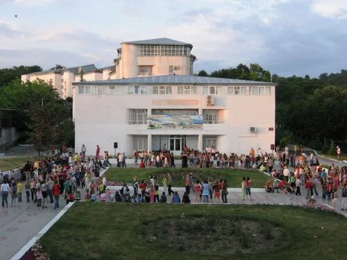 Лагерь юный нефтяник краснодарский край. Юный нефтяник. Лагерь юный нефтяник новомихайловский. Лестница гоги в юном нефтянике. Юный нефтяник лагерь сургутнефтегаз.