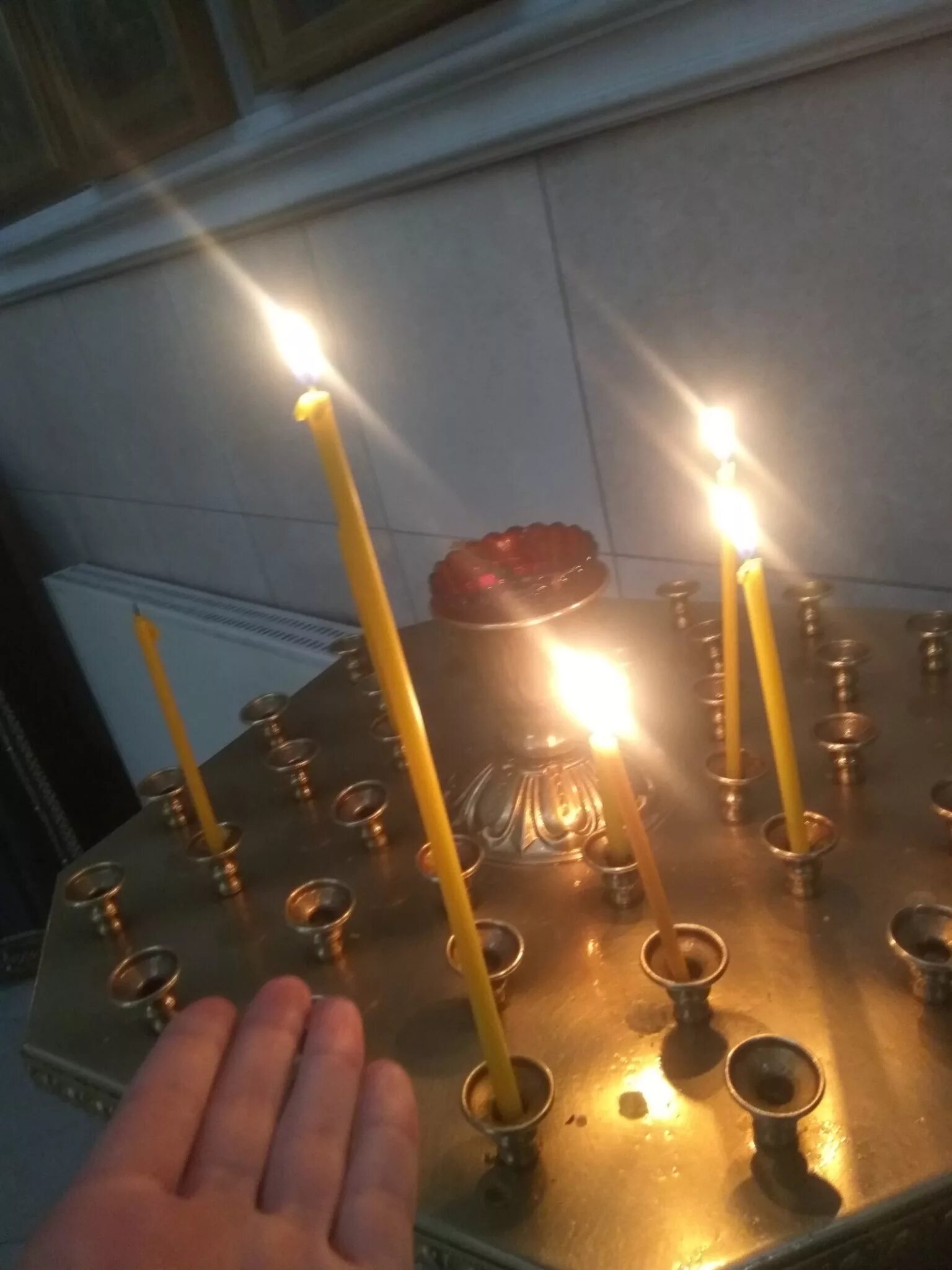 Где в церкви ставить свечи за здравие