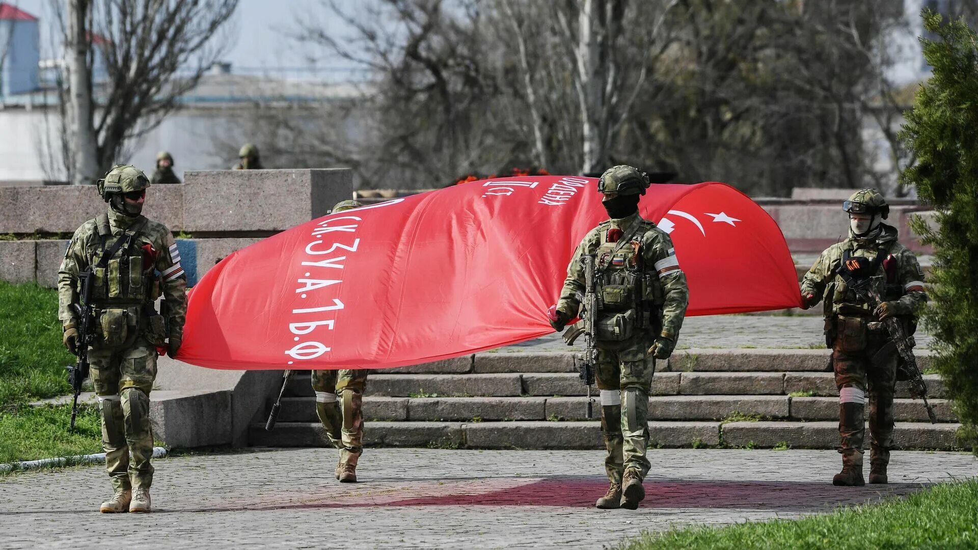 Русские войска в Херсоне. Российские солдаты в Херсоне. Солдат с флагом. Военные РФ В Херсоне.