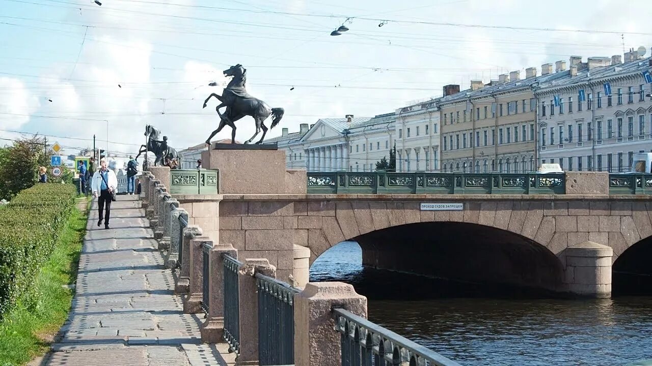 Аничков мост через какую реку. Аничков мост в Санкт-Петербурге. Река Фонтанка Аничков мост. Аничкин мост в Санкт-Петербурге. Питер Аничков мост.