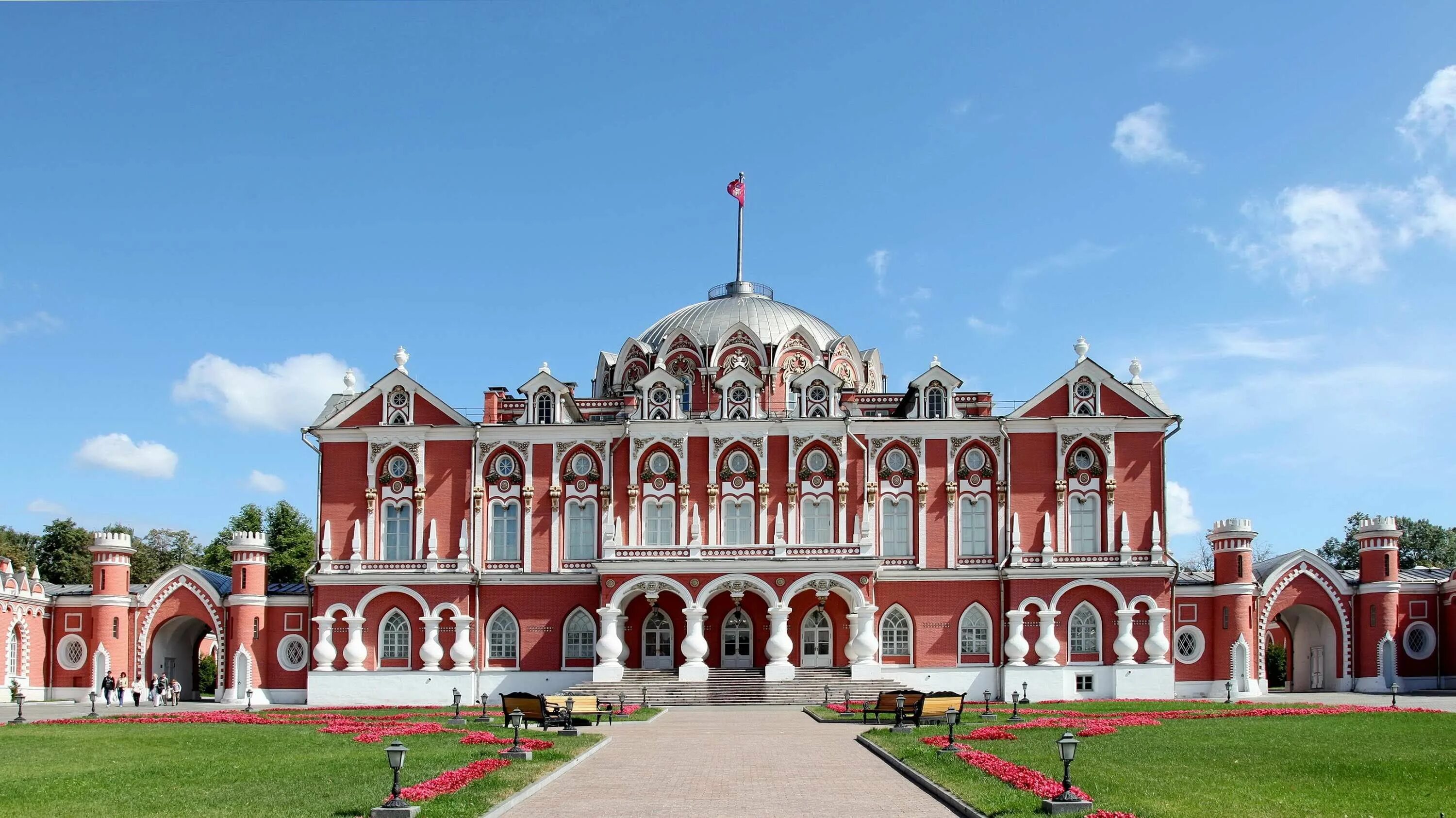 Дворец петра москва. Петровский путевой дворец парк. Петровский путевой дворец Казаков. Петровский путевой дворец экскурсовод. Петровский путевой дворец стиль Барокко.