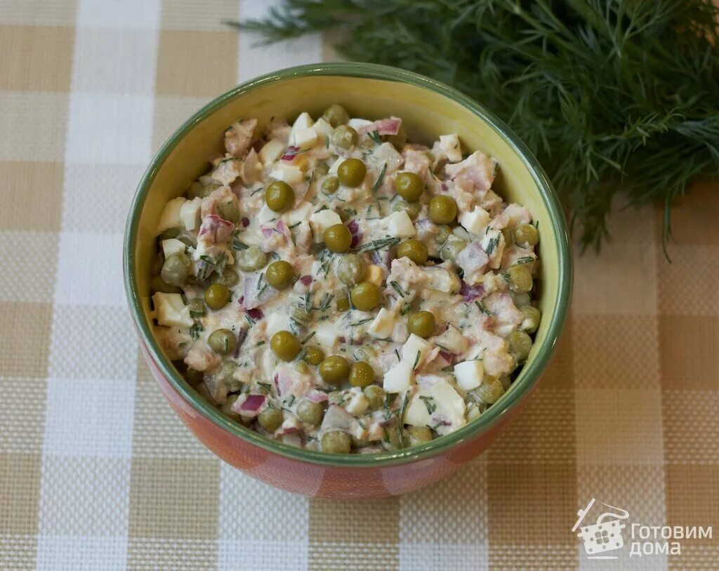 Как приготовить салат с горошком. Салат с сухариками и кукурузой и крабовыми палочками и яйцом. салат кукуруза фасоль кириешки.