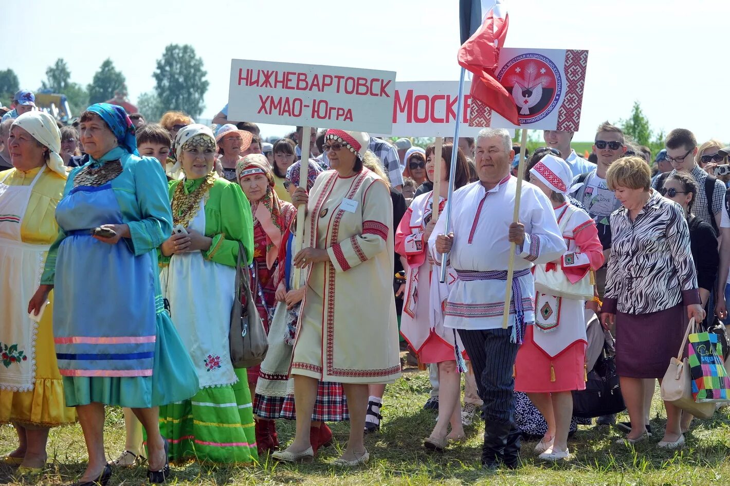 Удмурты гербер. Гербер Удмуртский праздник. Национальный праздник удмуртов гербер 2023г. Удмурты национальные праздники гербе́р.