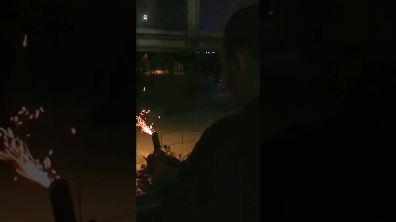 Корсар 5 взорвался в руке. Цимус взрывает петарды. Корсар 5 взорвался в руке. Телефон взорвался в кармане. Последствия взрыва фейерверка.