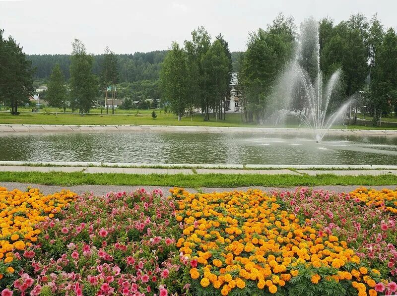 кинотеатр молодежный калтан. калтан кемеровская область. калтан кемеровская область. г калтан. церковь покрова божией матери калтан.