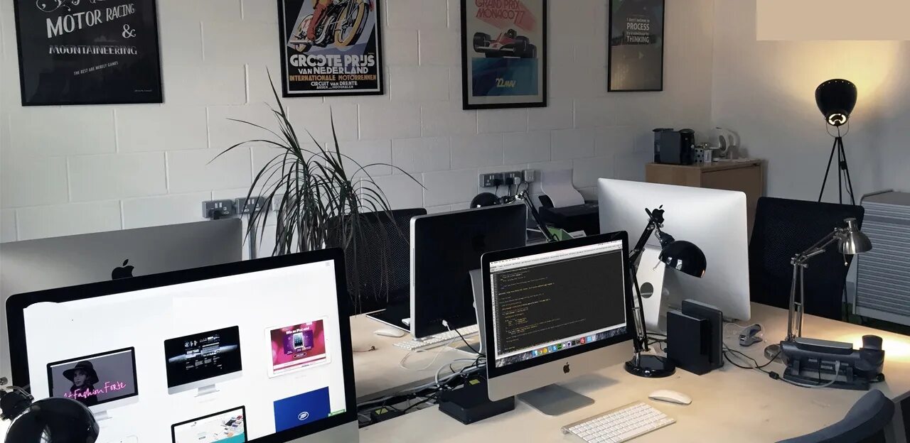 Дизайн сайта веб студии. Веб студия. Web студия. Веб студия это. Фото веб дизайнера для обложки.