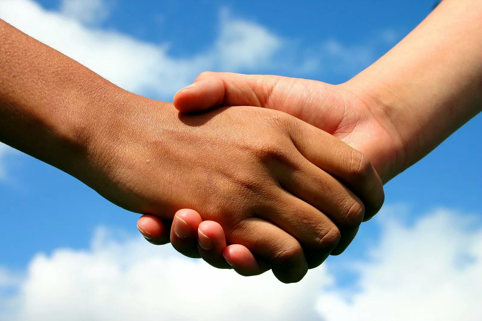 Дружественные отношения между странами. Дружба руки. Приветствие рукопожатие. Дружеское Приветствие руками. Дружеское рукопожатие.