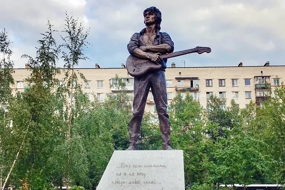 Проспект ветеранов памятник Виктору Цою. Памятник Виктору Цою в Питере. Памятник Виктору Цою в СПБ на проспекте ветеранов. Памятник Виктору Цою СПБ Кировский район. Где памятник цою