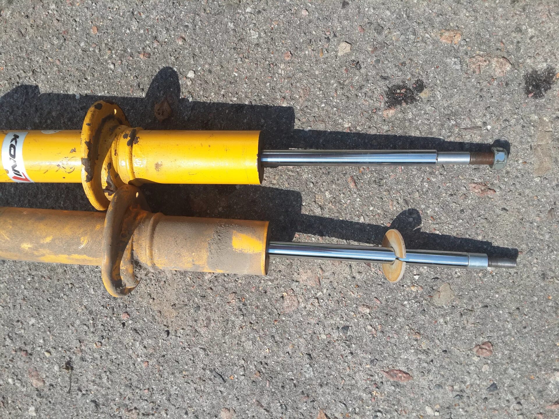 Отличия задних амортизаторов. Амортизатор передний ауди 100 с4. Отличия задних амортизаторов. Амортизатор задний нива 2121. Задние амортизаторы аудио 100.