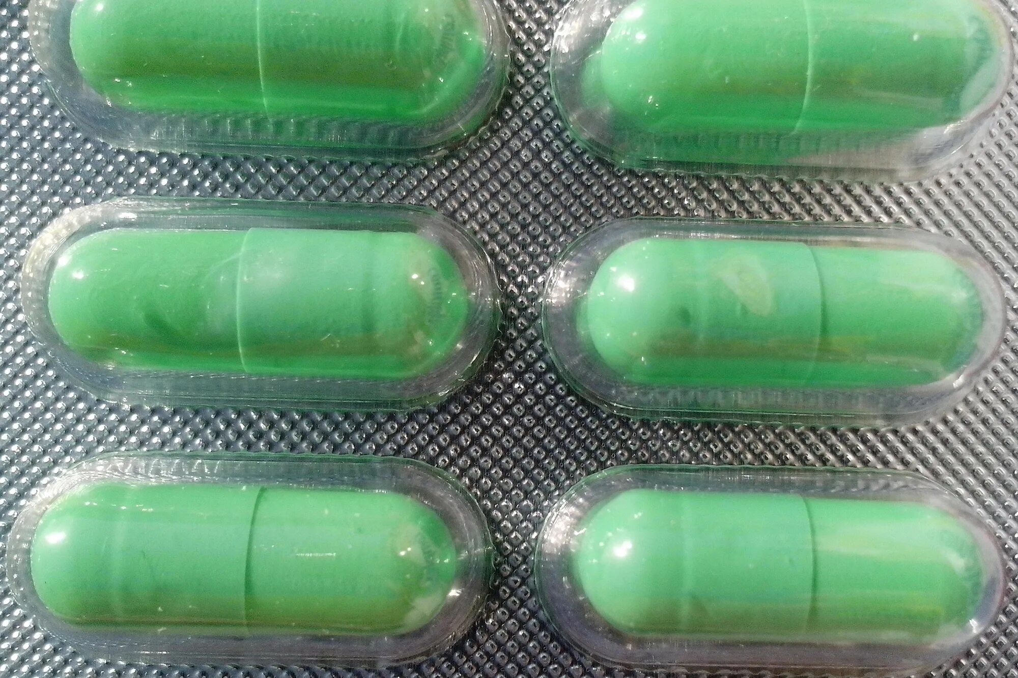 Купить т капсулы. Зеленые капсулы. Зеленые капсулы таблетки. Таблетки в зеленой оболочке. Таблетки капсулы зелёного цвета.