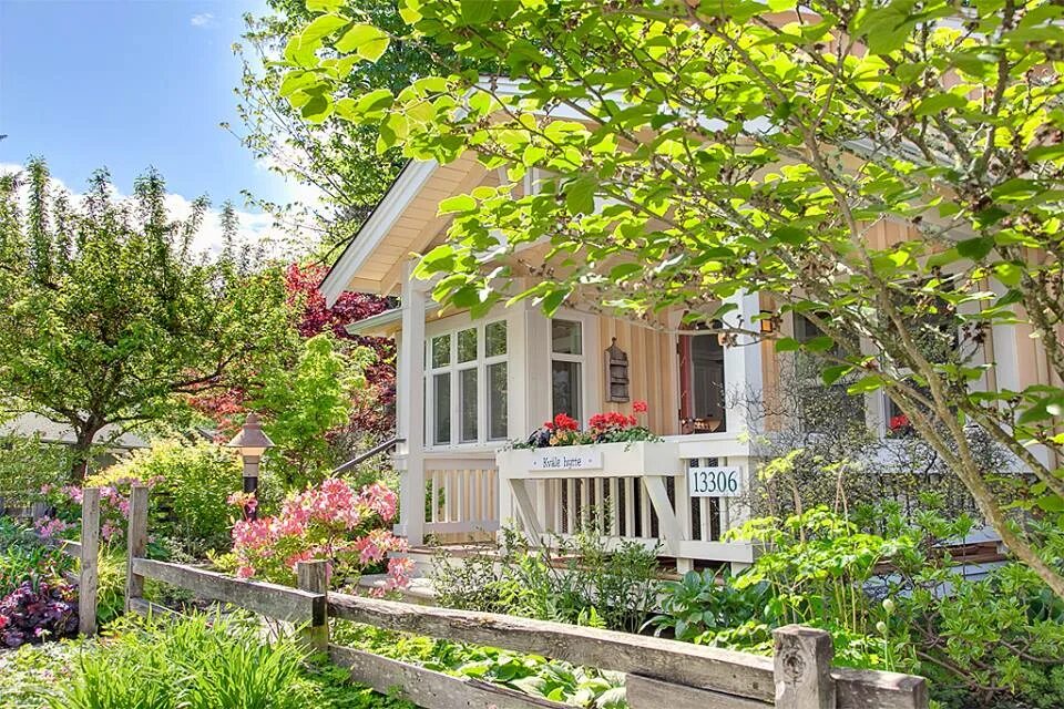 Шпалерный сад яблони. Уютный домик с цветущим садом. Яблони в нормандии. Красивые дачные дворики. Яблони в нормандии.