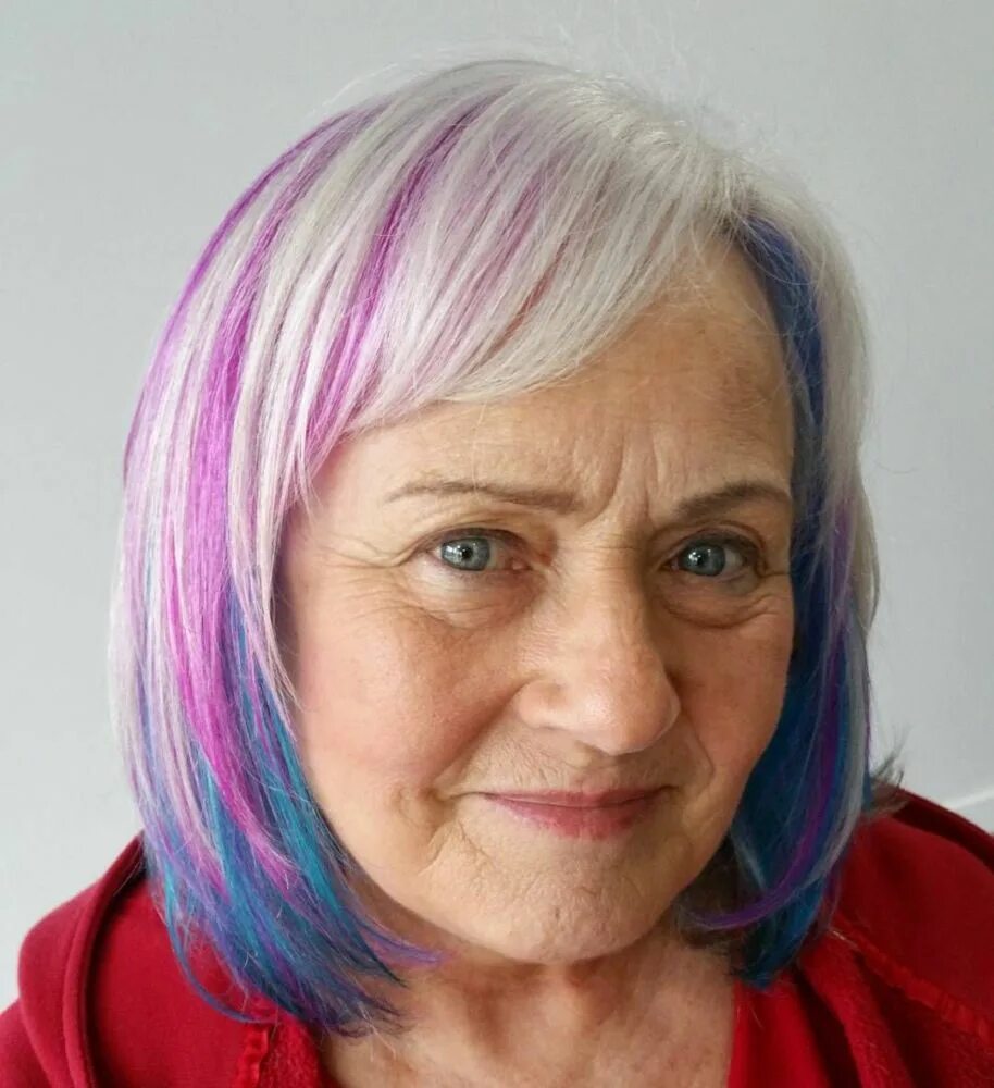 Как подстричь бабушку. Бабка с фиолетовыми волосами. Бабушка с сиреневыми волосами. Старушки с яркими волосами. Пожилые женщины с крашеными волосами.