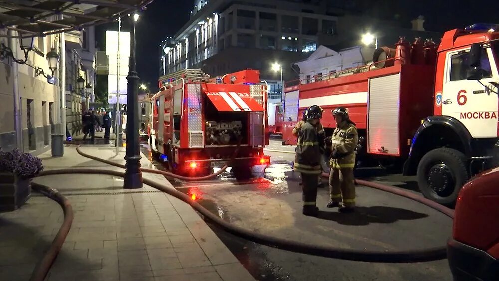 Видео пожара в центре москвы. Пожар в центре москвы. Вертолет тушит здание. Город горит. Пожарные москвы.