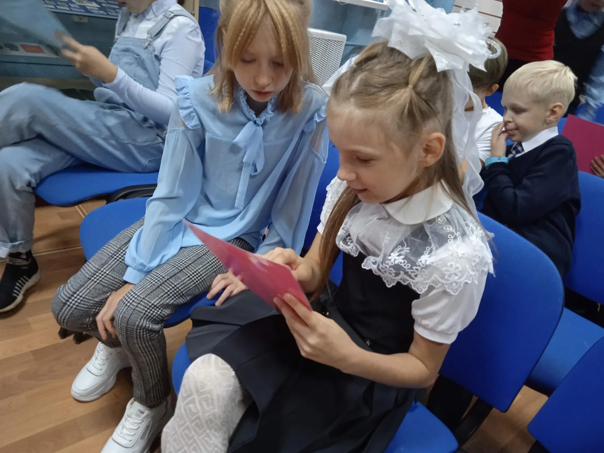 Ученики четвертого класса. Ученице 4 класса. Ученица 4 класса. Дети в классе. Ученице 4 класса.