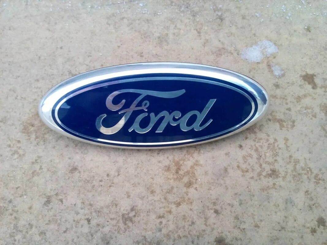 Логотип на крышке. Эмблема Форд фокус 2 на багажник. Шильдик Форд фокус 2 на багажник. Значок Ford Focus 2 на багажник. Эмблема Ford Focus 2008 на багажник.