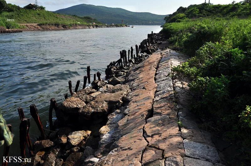 остров тнт 1 сезон. остров тнт сериал 1 серия. пляж поспелово остров русский. поселок канал русский остров. поселок канал русский остров.