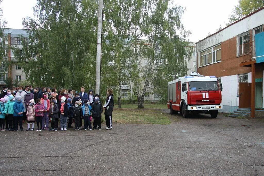 Пожарная тревога. Учебная пожарная эвакуация. Учебная пожарная эвакуация в школе. Учебная пожарная тревога в школе. Учебная эвакуация в школе.