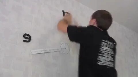 На какой высоте вешать часы