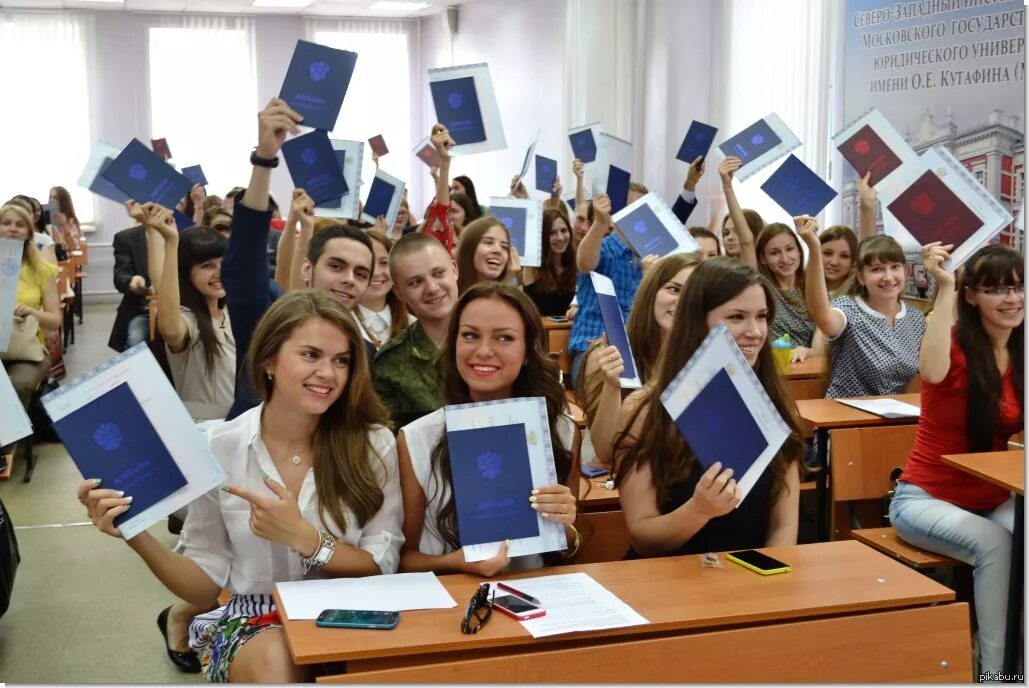 Выпускники с аттестатом. Студенты выпускники. Выпускной студентов. Учеба в колледже. Егэ после окончания школы