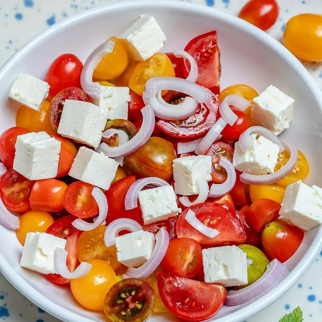 Салат с помидорами и сыром фета рецепт. Салат с сыром фетакса и помидорами. Салат с сыром фета и помидорами и огурцами. Салат помидоры черри сыр фета. Овощной салат с фетой.