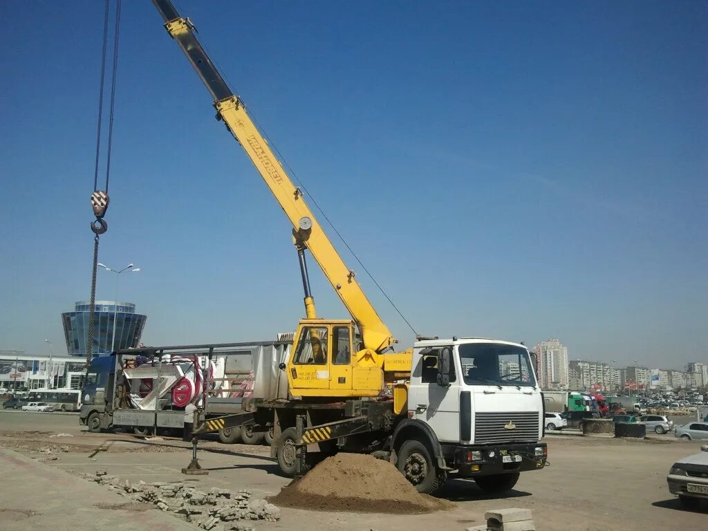 Автокран 25т стрела с тросом. Автокран красноярск. Аренда крана красноярск. Аренда крана красноярск. Автокран grove 60 тонн.