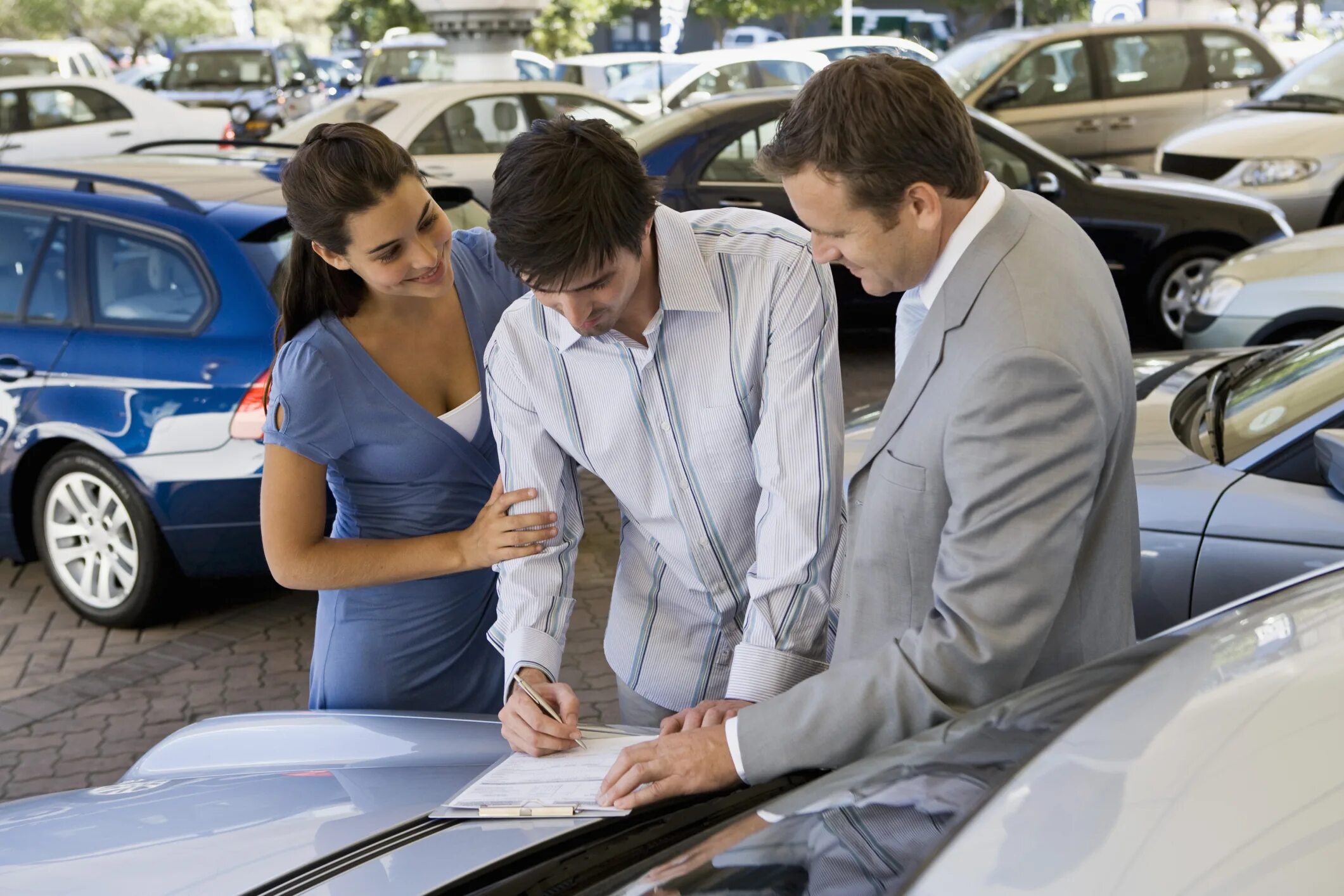 We buy a new car on tuesday. Продаю машину. Выбор автомобиля. Покупатель автомобиля. Автокредит.