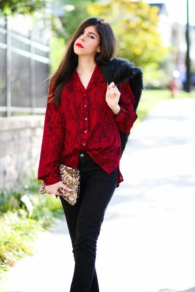 Красная блузка сочетается. Красная блузка лук. образ с красной блузкой. образ с красной кофтой. сочетание красной блузки.
