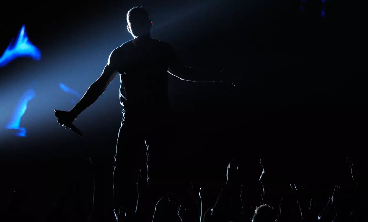 Человек на сцене с микрофоном. Песня пацанов на сцене. Честер беннингтон силуэт. Песня пацанов на сцене. Стигмата 2007 концерт.