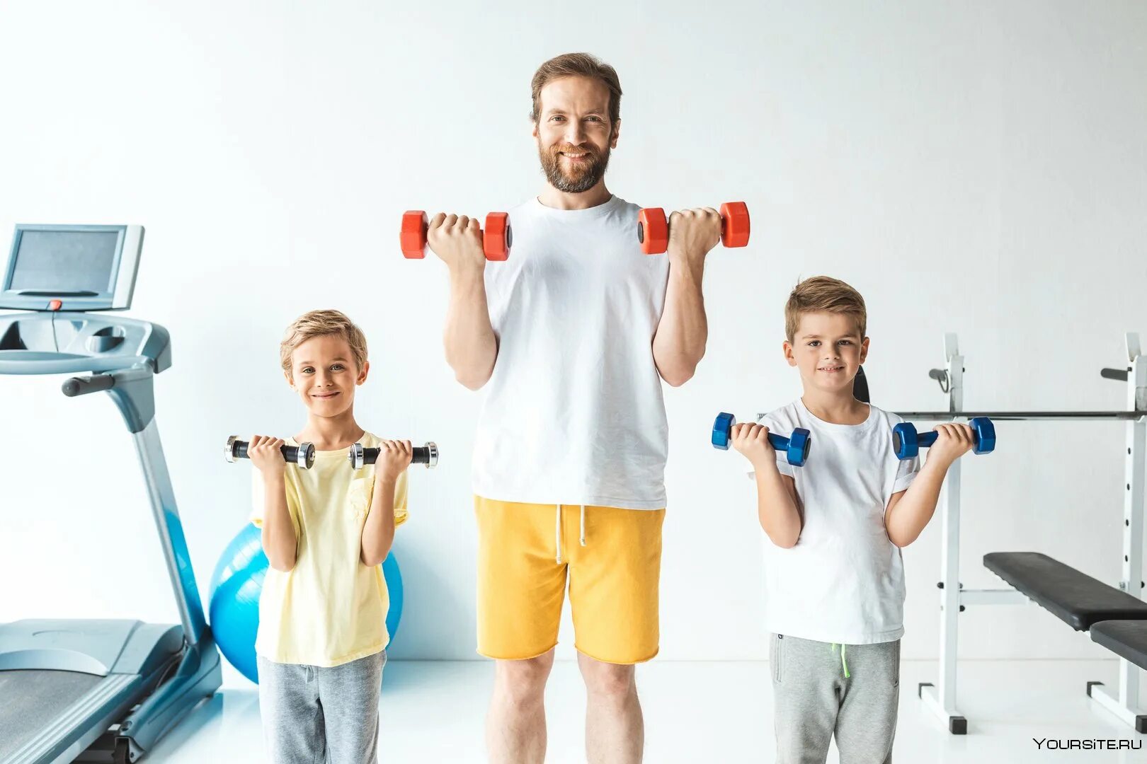 Папа с сыном занимаются спортом. Папа занимается спортом. Спортивная семья в тренажерном зале. Папа занимается спортом. Отец и сын спорт.